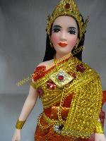 องค์ผู้หญิงผมยาว(คล้ายผมจริง)  ใส่ชุดไทยโบราณห่มสไบทอง สวมกระจังหน้า   ใบหน้างดงาม           สีแดง