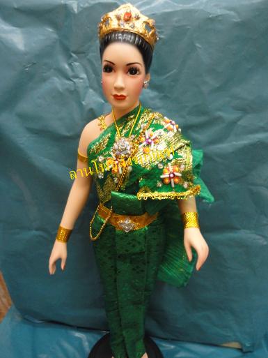 องค์หญิงผมมวย แต่งกายชุดไทยจักรพรรดิ์สีเขียว