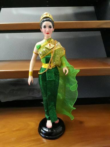 องค์ผู้หญิงผมมวยมาลัยทัดหู  ใส่ชุดไทยจีบหน้านางสีเขียว  สไบทอง